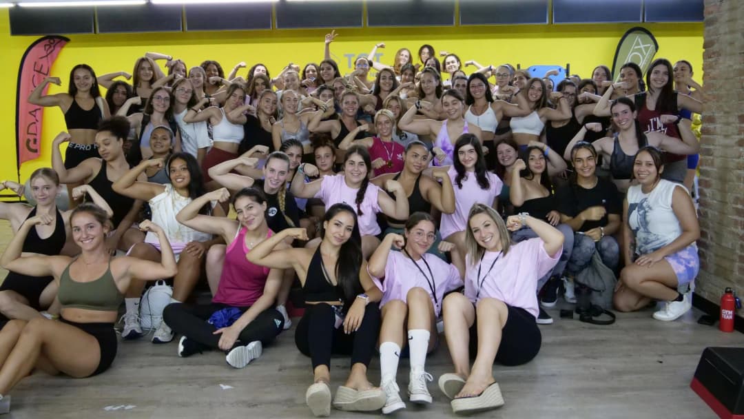 Mariam Korchi organizando el evento fitness Goldensis en España
