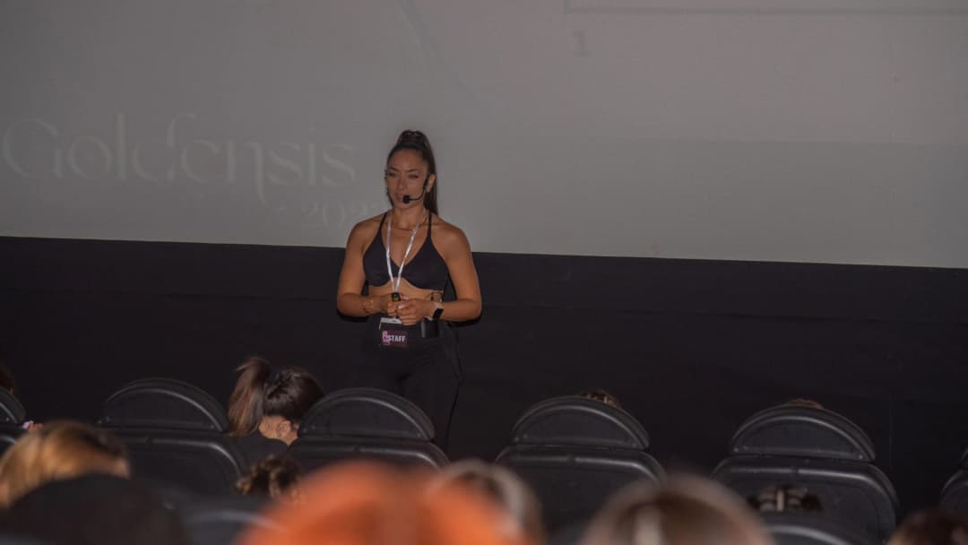 Mariam Korchi impartiendo una formación sobre entrenamiento para mujeres